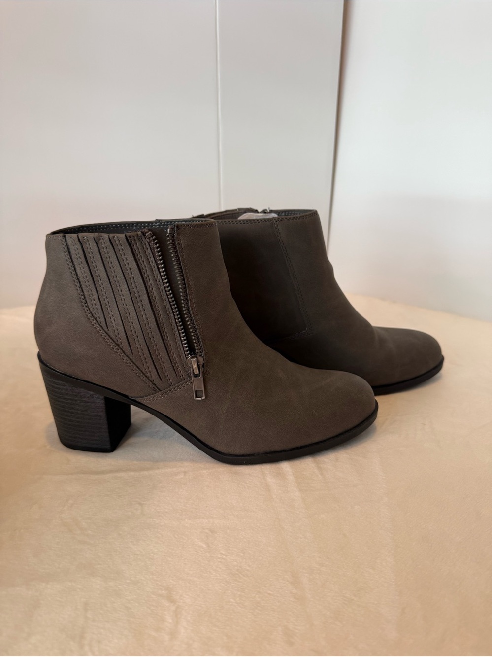 Giani Bernini Ana Ocean Taupe Ankle Boots Block Heel Side Zip Women’s 8.5 - Picture 3 of 7